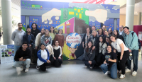 La decana y el vicedecano de Estudiantes junto a los estudiantes participantes en la realización del mural.