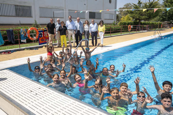 Momento de la visita a una de las actividades del campamento.