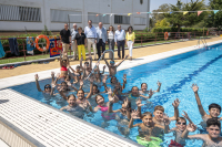 Momento de la visita a una de las actividades del campamento.