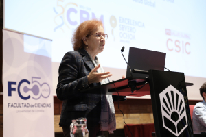 La investigadora Margarita del Val durante la conferencia
