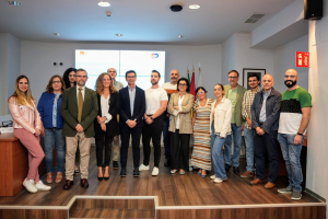 La vicerrectora de Posgrado junto al director del máster y asistentes al acto de inauguración del máster.