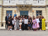 Foto de familia de los egresados junto a las autoridades académicas.