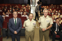 El vicerrector Antonio Arenas acompaña a los conferenciantes poco antes de comenzar el acto.