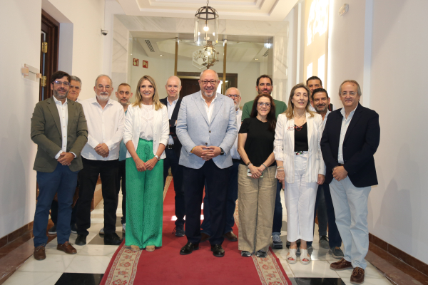 El rector junto a integrantes del iHUB y miembros de la Fundación FIWARE.