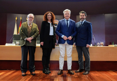 Ponente y autoridades momentos antes del comienzo de la conferencia.