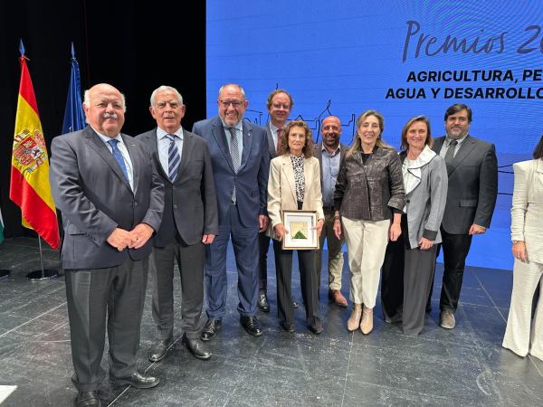 Los investigadores de la UCO premiados, junto al rector y otras autoridades académicas.