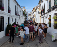 Colas en los patios del barrio de San Basilio durante la fiesta de 2022.