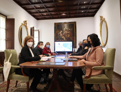 Integrantes del jurado durante la deliberación.