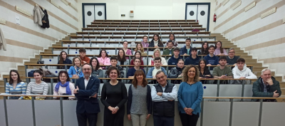 Foto de familia de los participantes y autoridades académicas.