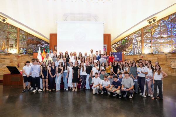 Imagen del acto de clausura con el alumnado participante. 