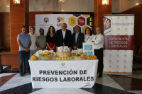 El rector junto al equipo de la Dirección General de Salud, tras recoger su bolsa de fruta.