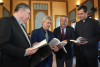 El vicerrector Arenas junto a Navarro y los otros acompañantes de la mesa, hojeando el libro.
