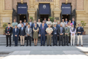 foto de familia de autoridades y estudiantado del Máster en Dirección Logística 4.0 que se ha clausurado hoy.