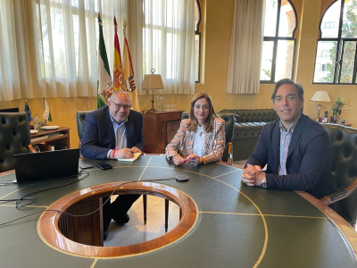 De izquierda a derecha, Manuel Torralbo, Felisa Cañete y Antonio Monterroso, durante el encuentro mantenido en el Rectorado.