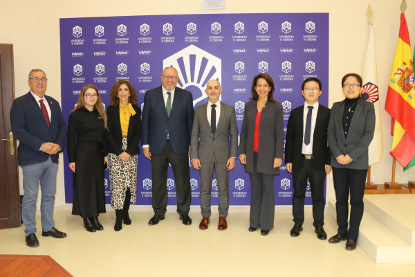 Representantes académicos y de la empresa tras la firma del convenio.