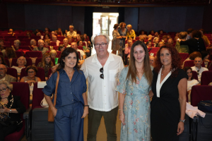 La directora y la subdirectora del Centro Intergeneracional junto a los profesores que han intervenido en el acto de inauguración.