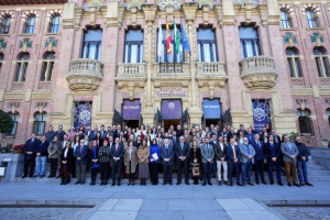 Foto de familia de cargos de dirección, académicos, profesorado y personal de administración y servicios