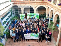 Foto de familia autoridades y estudiantes internacionales