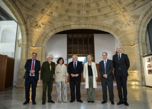 Foto de familia de autoridades participantes en la mesa redonda organizada por la Cátedra 4D