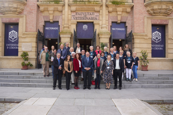 Foto de familia tras el acto institucional de bienvenida a las alumnas polacas.