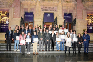 Foto de familia de autoridades con los premiados.