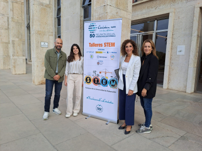 Teresa Palacio Aller (jefa del Departamento de Comunicación de Enresa), Mª Ángeles Martín Santos (directora de la Cátedra ENRESA-UCO), Cristina Rosario Domingo Jiménez (responsable de los talleres STEM y miembro de “Jóvenes Nucleares”) y Álvaro Rojo Blas (técnico del Departamento de Comunicación de Enresa))