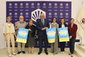 Autoridades académicas y de la Junta durante la presentación de las ayudas.