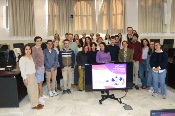 Foto de familia del alumnado, profesorado y personal del Área de Inclusión participante en UCOincluye.