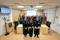 Foto de familia tras la inauguración de la nueva sala.