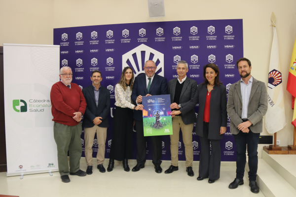 Representantes de la UCO y de Econatur tras la firma del convenio.