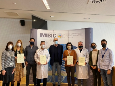 Parte del equipo del IMIBIC recogiendo su certificado Trébol de manos del SEPA.