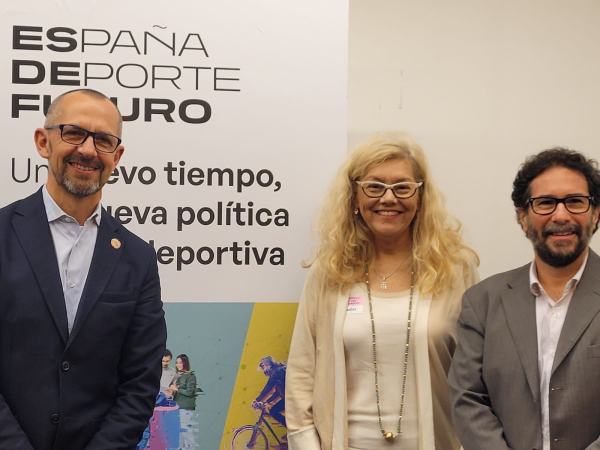 Los profesores Alfonso Jiménez, Marcela González Gross y David Moscoso en la presentación de la estrategia en el Congreso de los Diputados.