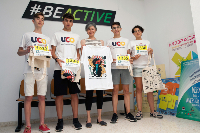 La directora de Deporte de la UCO junto a los participantes en la carrera.