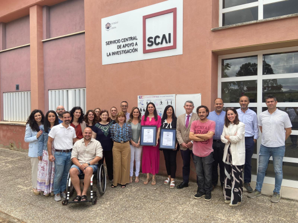 El equipo del SCAI recogiendo su certificación.