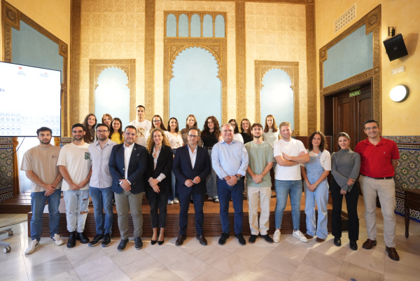 Foto de familia de los participantes en la sesión inaugural del máster.