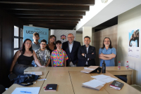 El rector y el director general de Cultura visitan a los participantes en el seminario de creación poética.