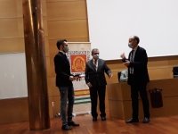 Momento de la entrega del premio a Rivas de la Torre.