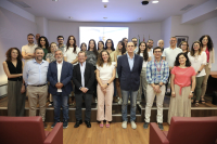 Foto de familia de autoridades académicas y alumnado del máster.