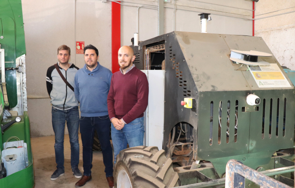 El equipo investigador junto al tractor autónomo