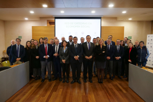 Foto de familia de autoridades participantes en el acto de creación de la Red de Cátedras de Economía Social