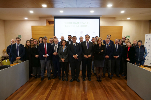 Foto de familia de autoridades participantes en el acto de creación de la Red de Cátedras de Economía Social