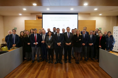 Foto de familia de autoridades participantes en el acto de creación de la Red de Cátedras de Economía Social