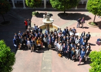 Foto de familia de autoridades académicas y participantes en la octava edición del Torneo Nacional de Debate Tres Culturas.