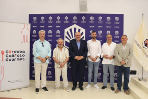 De izquierda a derecha: Antonio  Caño, director de Córdoba Califato Gourmet; Matías Vega, chef del Restaurante La Alcazaba de las Torres; Manuel Torralbo, rector de la Universidad de Córdoba; Antonio Jiménez, chef de de la Taberna La Montillana; Antonio Arenas, vicerrector de Formación Continua, Empleabilidad y Emprendimiento de la UCO; y Rafael Moreno, director de la cátedra de Gastronomía Mediterránea.