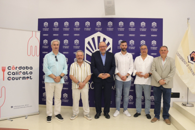 De izquierda a derecha: Antonio  Caño, director de Córdoba Califato Gourmet; Matías Vega, chef del Restaurante La Alcazaba de las Torres; Manuel Torralbo, rector de la Universidad de Córdoba; Antonio Jiménez, chef de de la Taberna La Montillana; Antonio Arenas, vicerrector de Formación Continua, Empleabilidad y Emprendimiento de la UCO; y Rafael Moreno, director de la cátedra de Gastronomía Mediterránea.