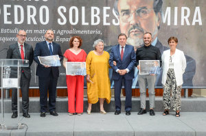 Los investigadores Enrique Quesada, Inmaculada Garrido y Meelad Yousef recogieron el premio