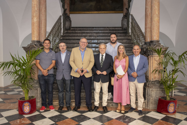 Representantes académicos e institucionales tras la firma del acuerdo.