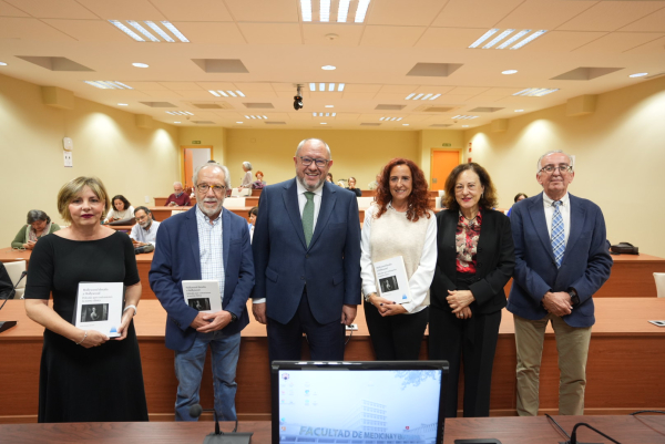 Autoridades asistentes a la presentación del libro.