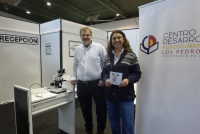 El director del Centro, Alfonso Carbonero, durante su visita al stand del CUDA.