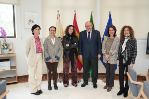 En el centro, la presidenta de Enresa y el rector con las representantes de ambas instituciones que participaron en la reunión.